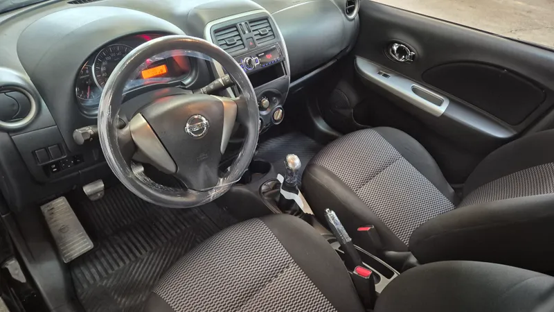 Nissan March Preto