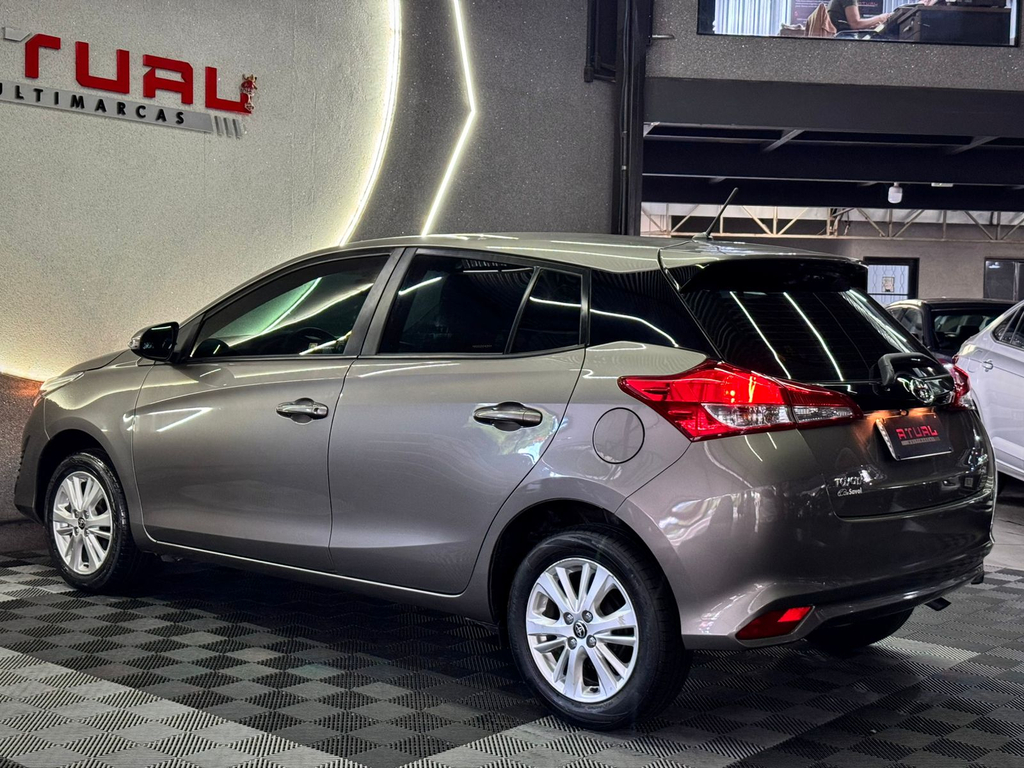 Toyota Yaris Hatch Cinza