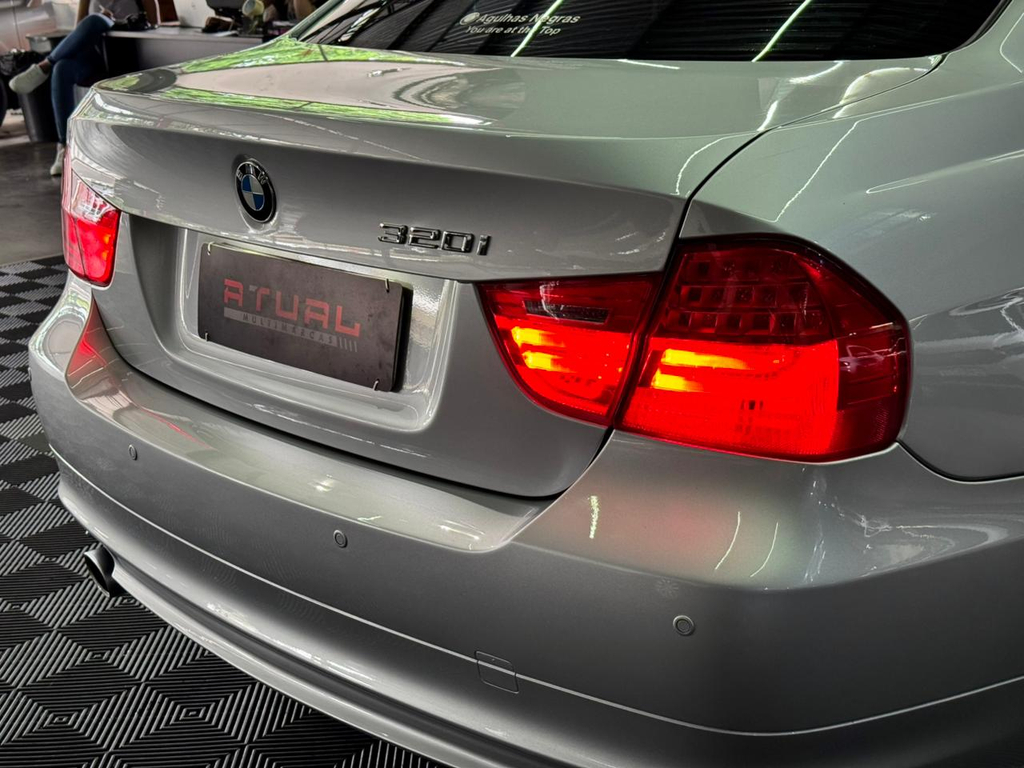 BMW 320i Prata