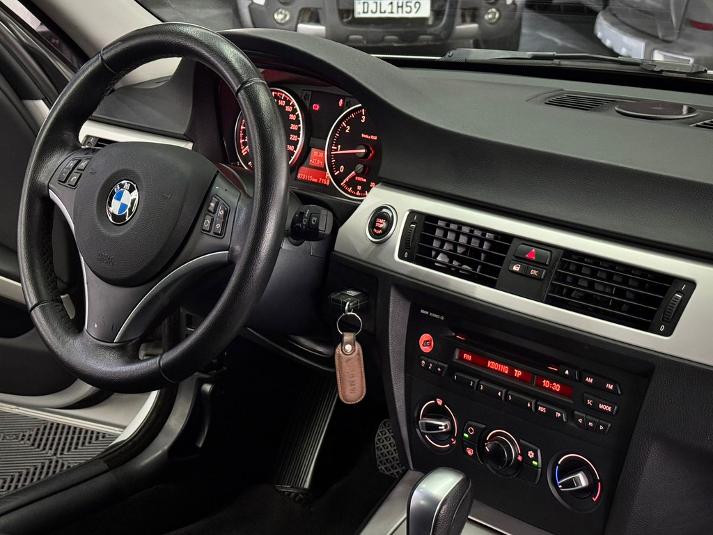 BMW 320i Prata