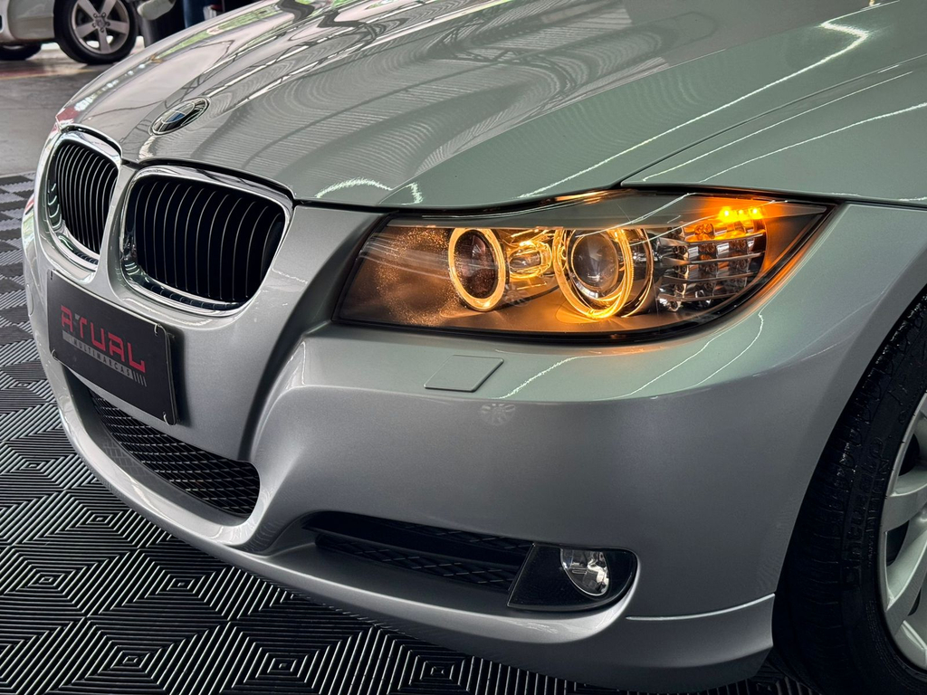 BMW 320i Prata