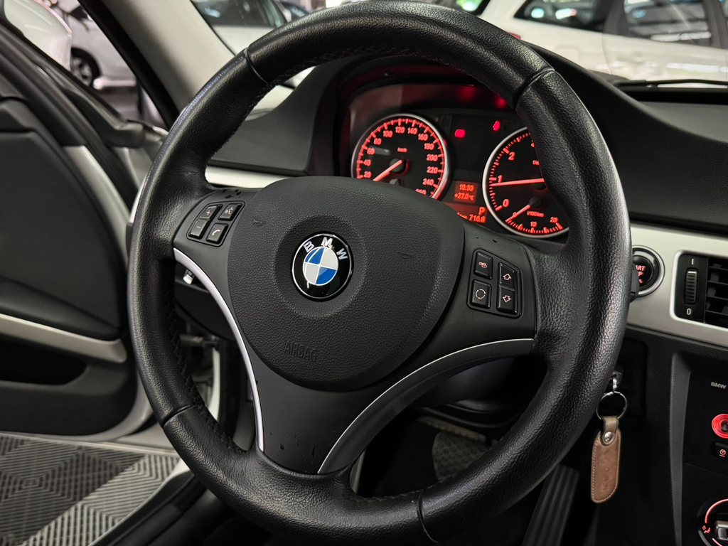BMW 320i Prata