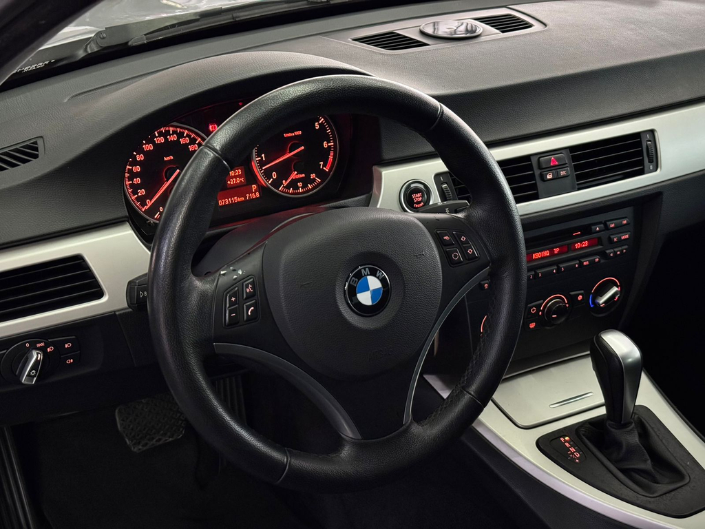 BMW 320i Prata