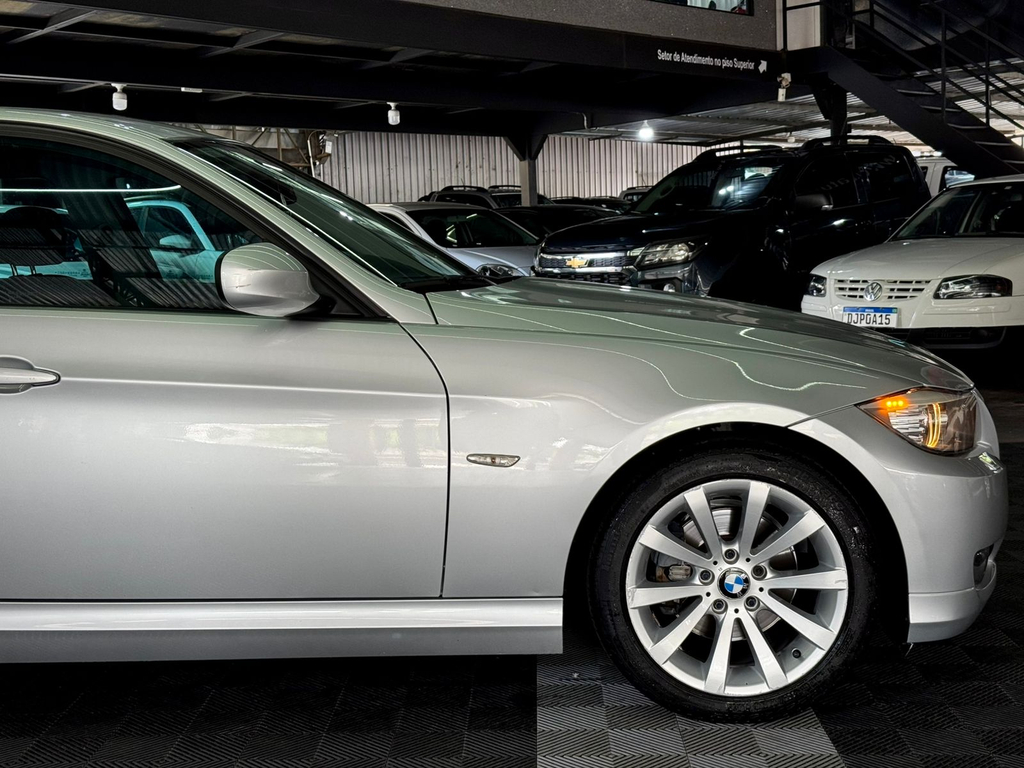 BMW 320i Prata