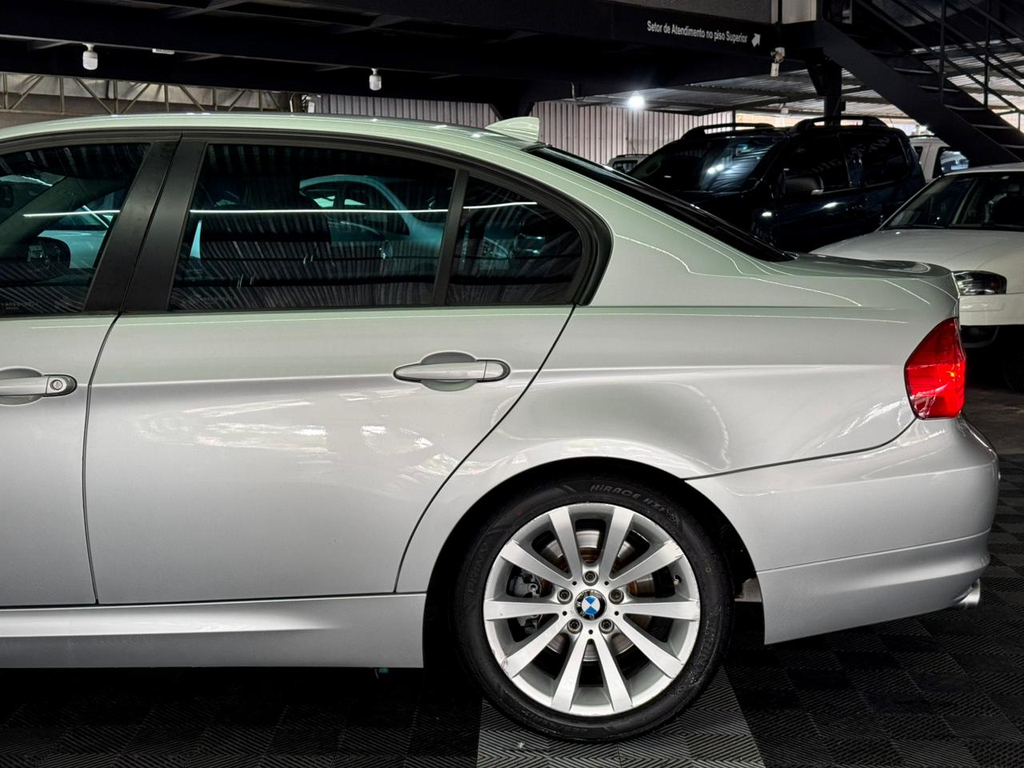 BMW 320i Prata