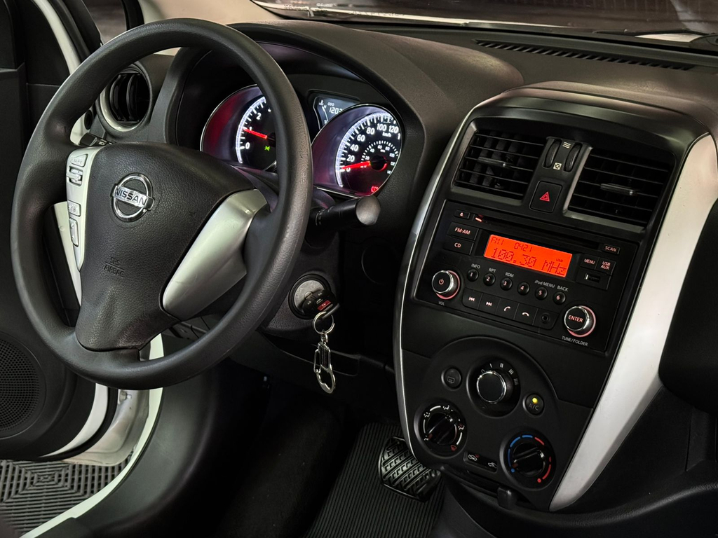 Nissan Versa Branco