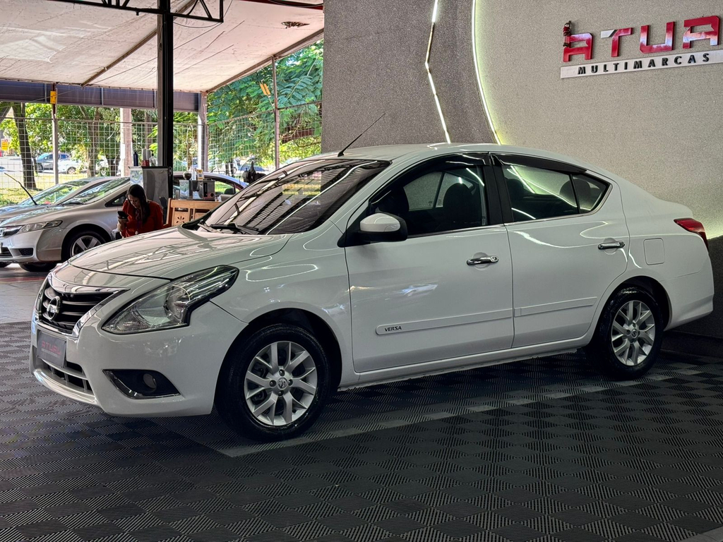 Nissan Versa Branco
