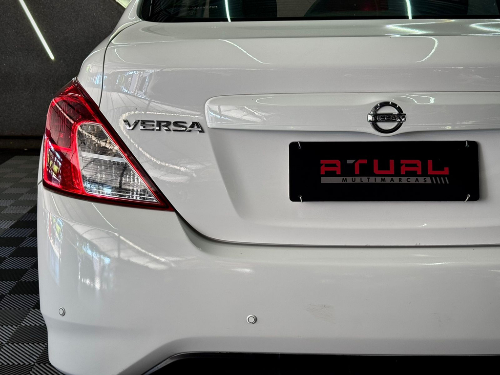Nissan Versa Branco