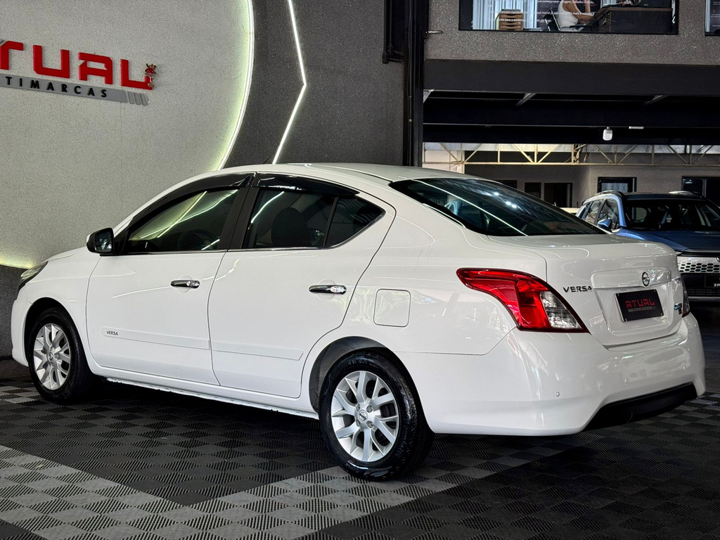 Nissan Versa Branco