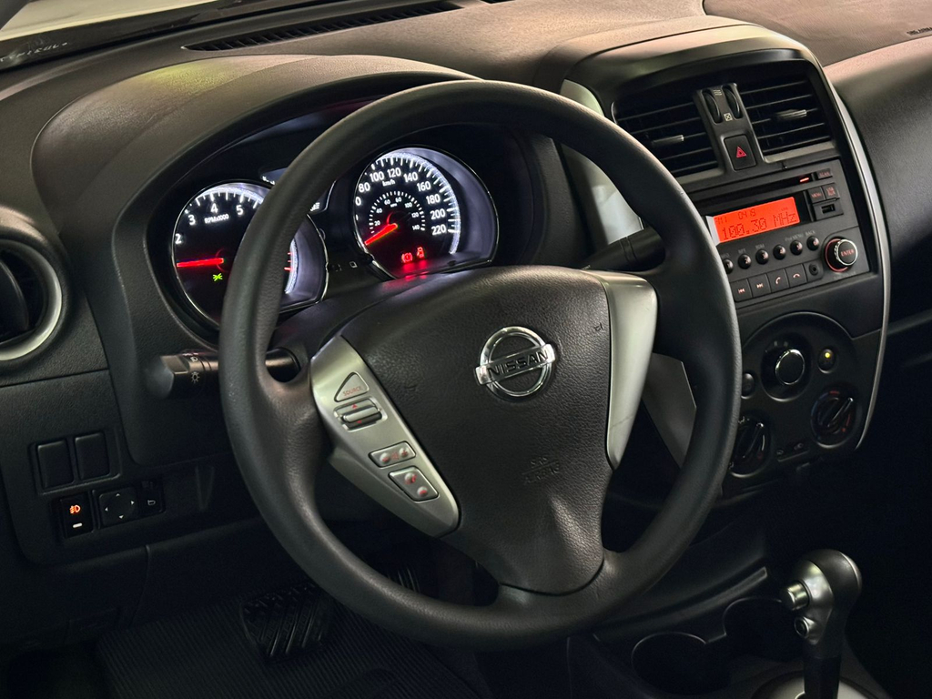 Nissan Versa Branco