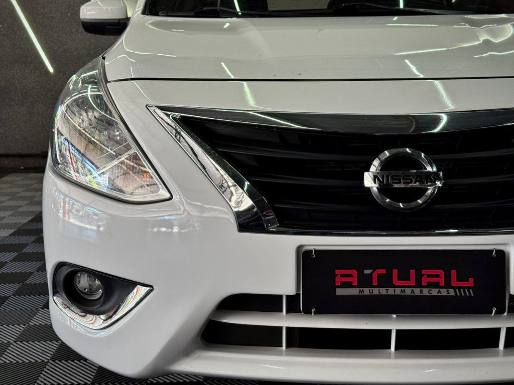 Nissan Versa Branco