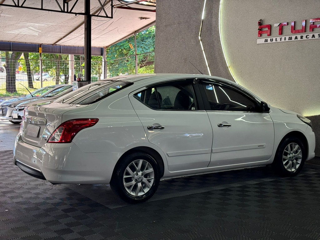 Nissan Versa Branco
