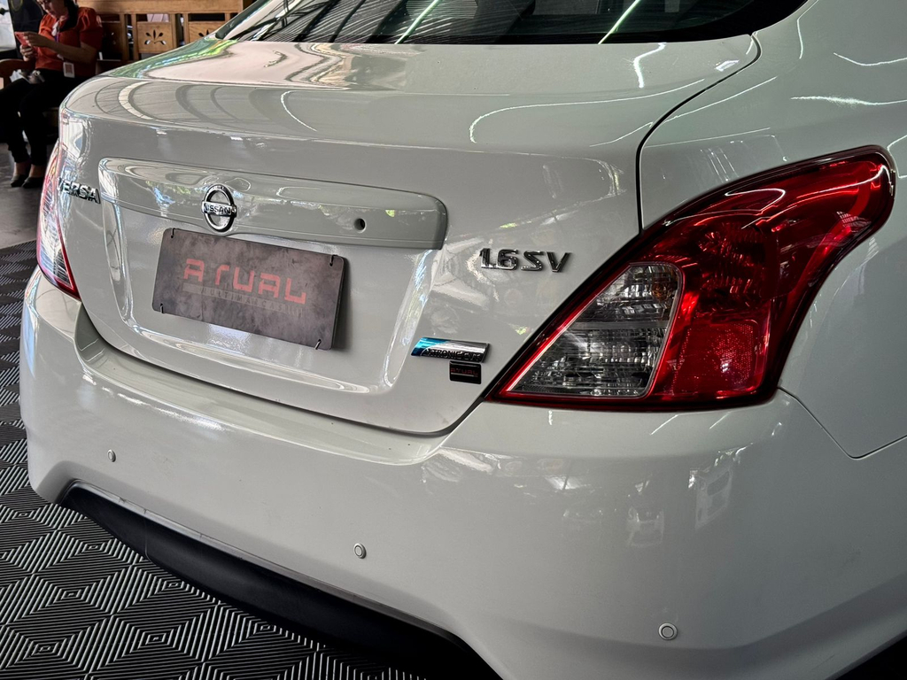 Nissan Versa Branco