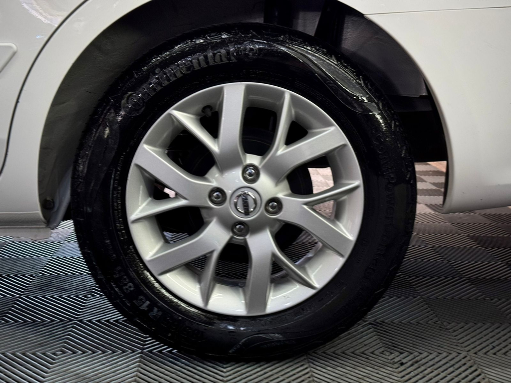 Nissan Versa Branco