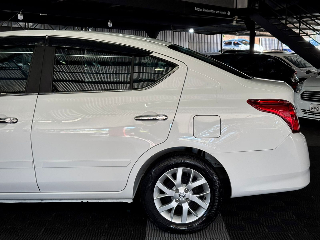 Nissan Versa Branco