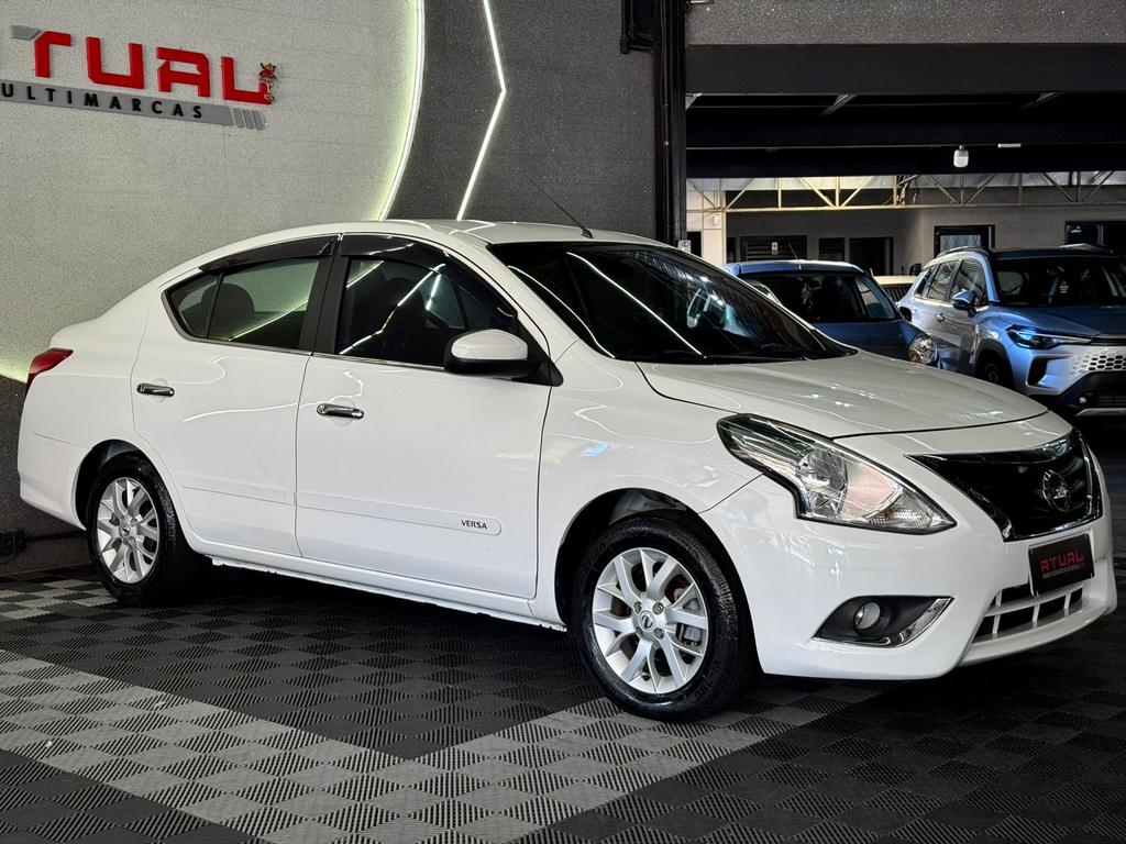 Nissan Versa Branco