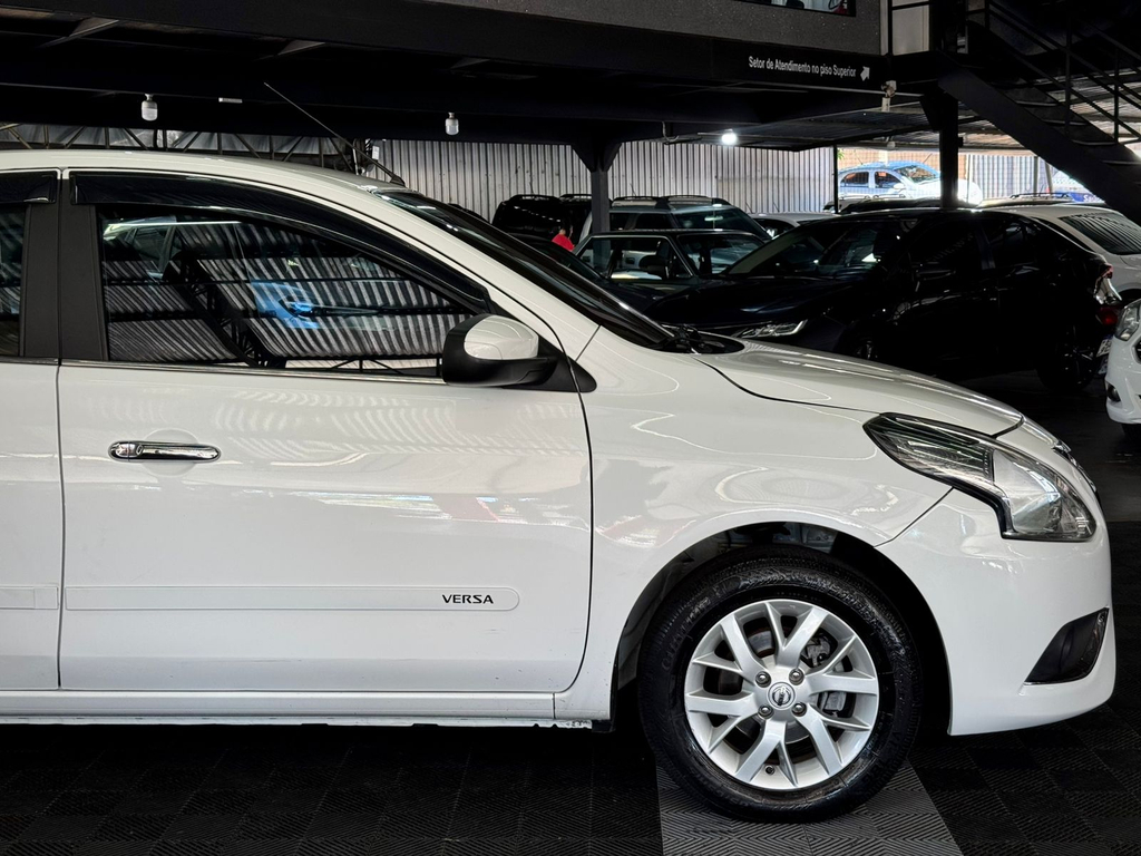 Nissan Versa Branco