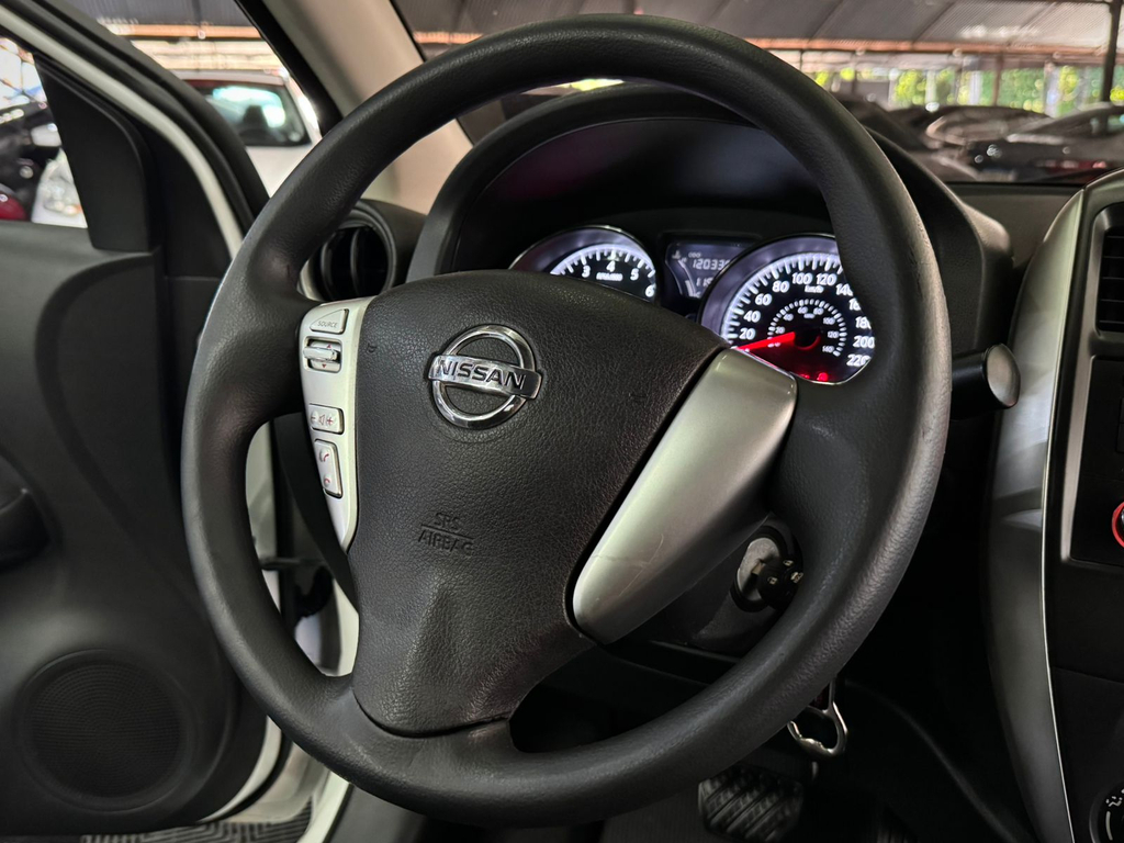 Nissan Versa Branco