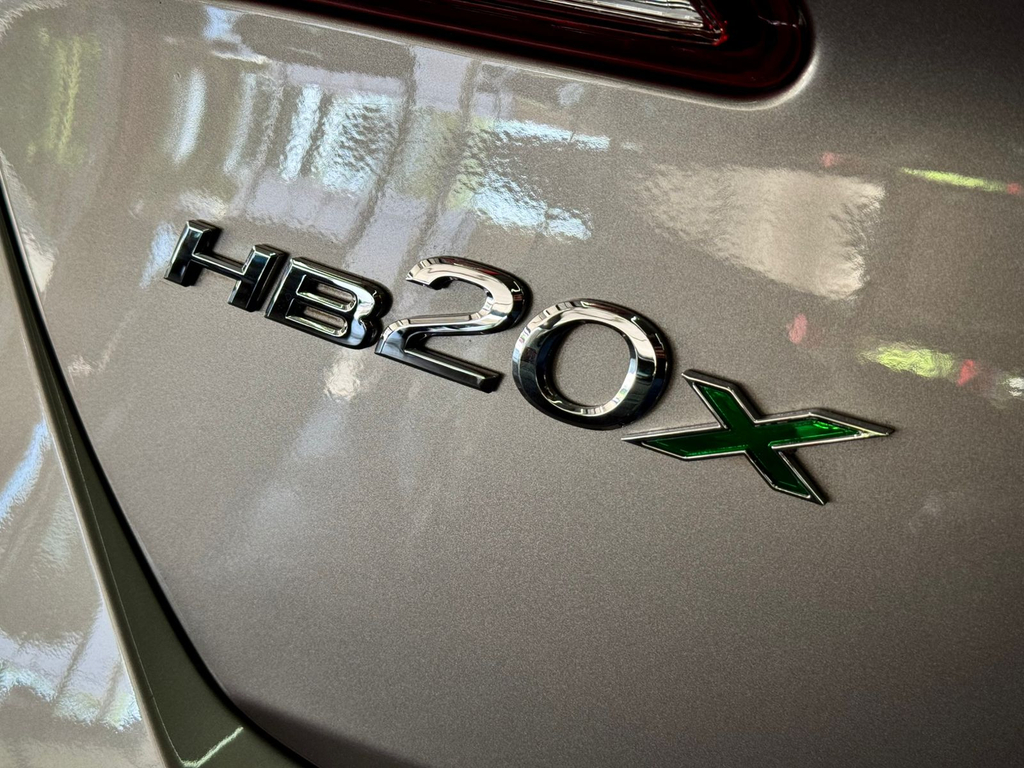 Hyundai HB20X Prata