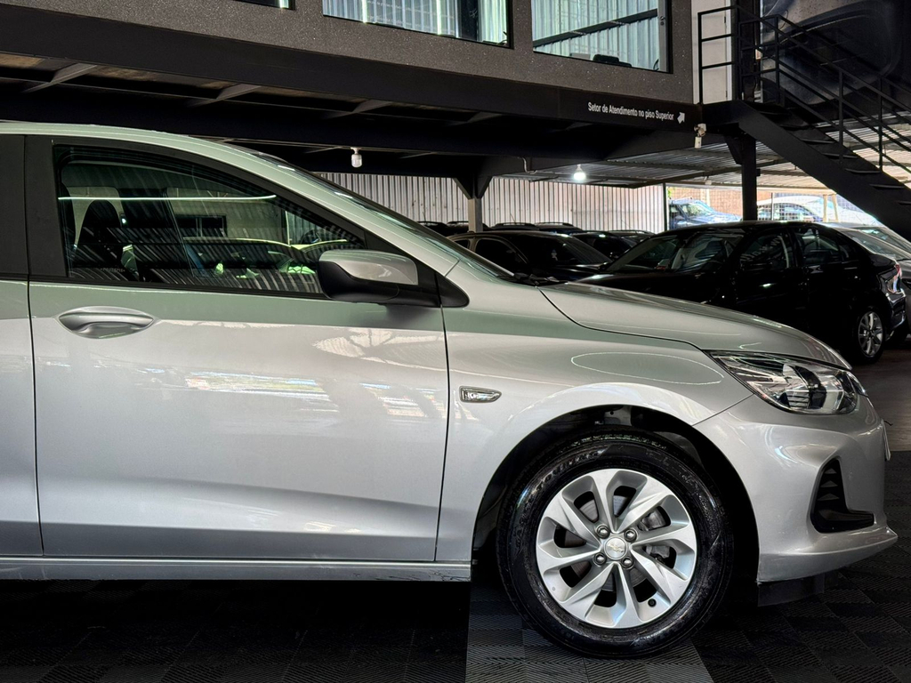Chevrolet Onix Sedan Prata