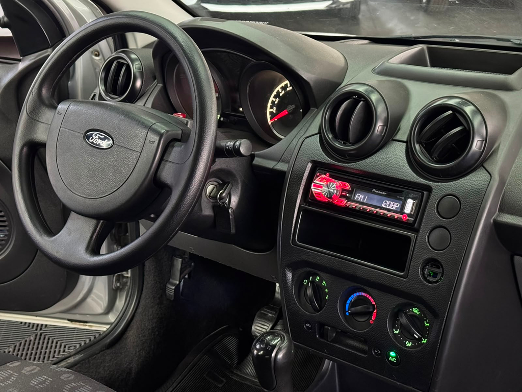 Ford Fiesta Hatch Prata