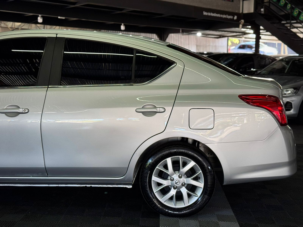 Nissan Versa Prata