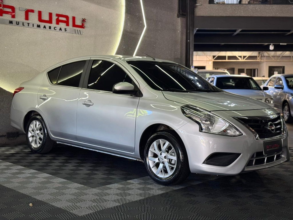 Nissan Versa Prata