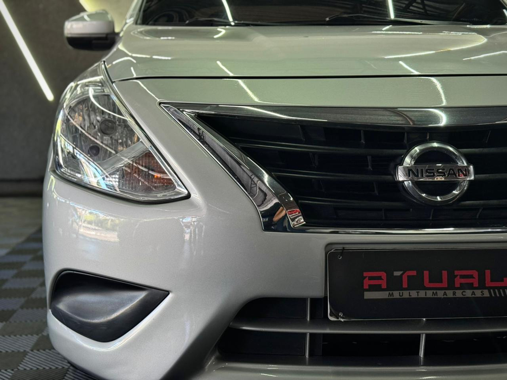 Nissan Versa Prata