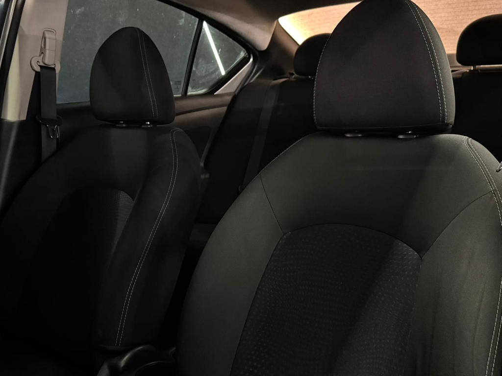 Nissan Versa Prata