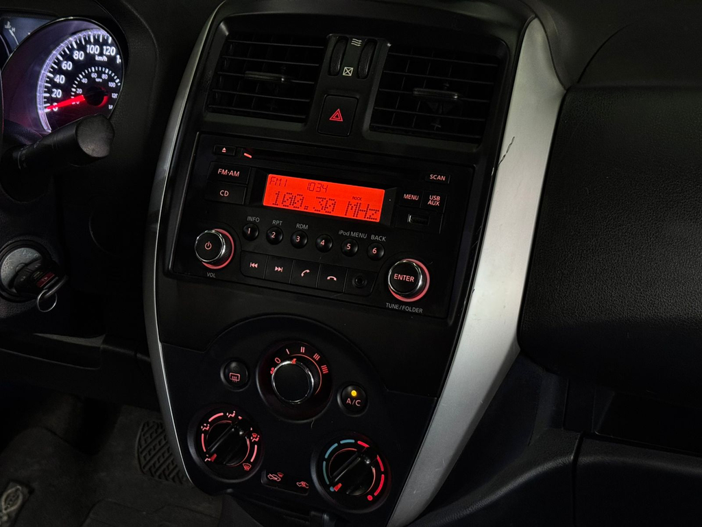 Nissan Versa Prata