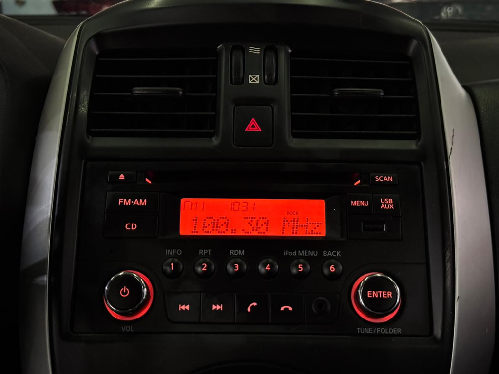 Nissan Versa Prata