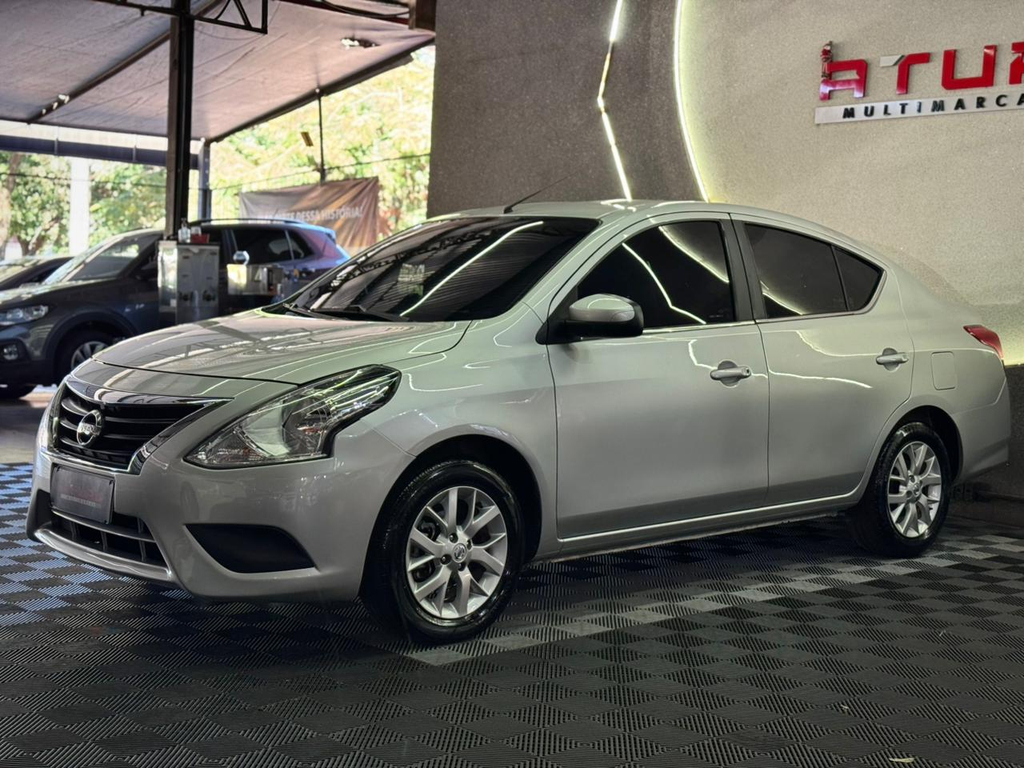 Nissan Versa Prata