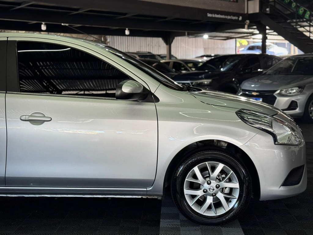 Nissan Versa Prata