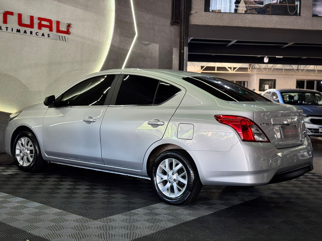 Nissan Versa Prata