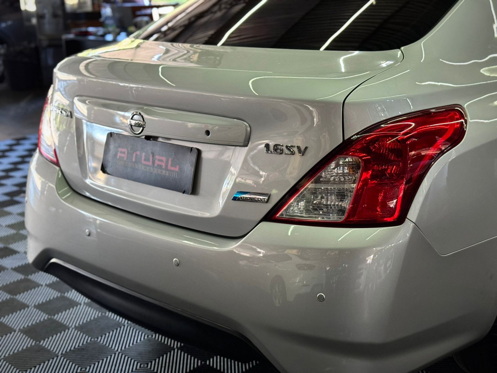 Nissan Versa Prata