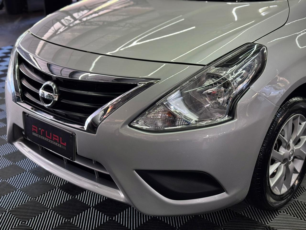 Nissan Versa Prata