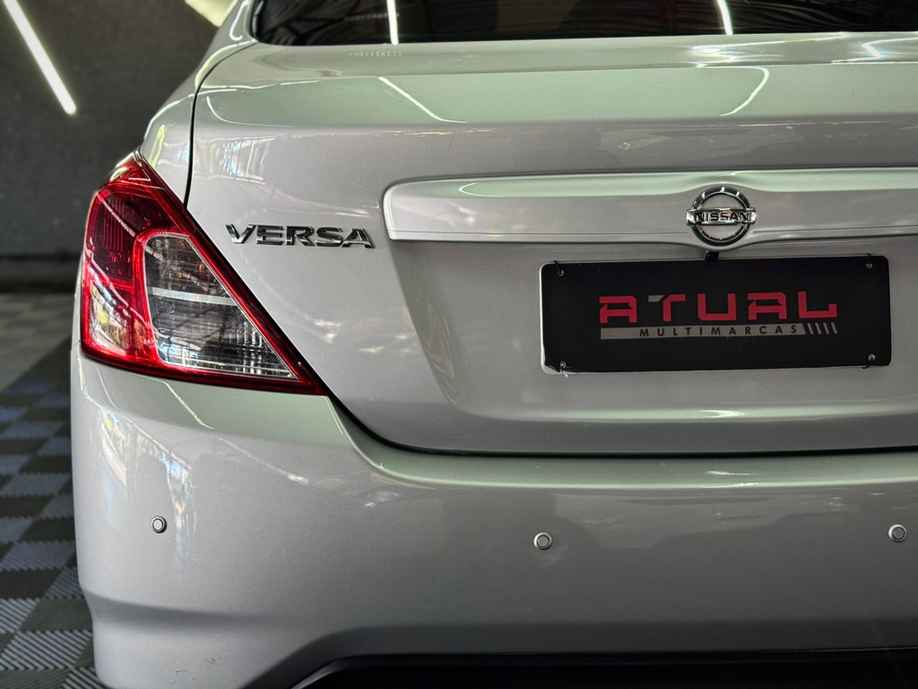 Nissan Versa Prata