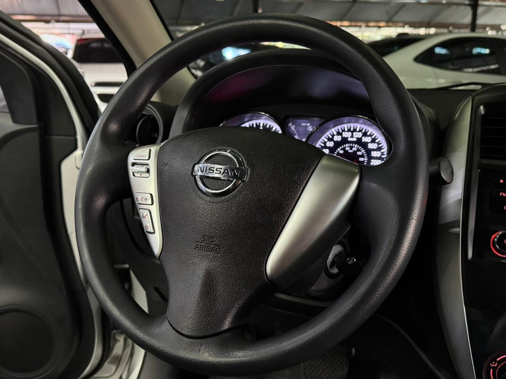 Nissan Versa Prata