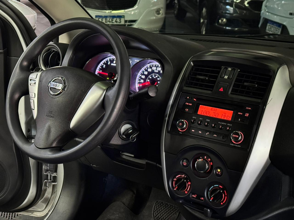 Nissan Versa Prata