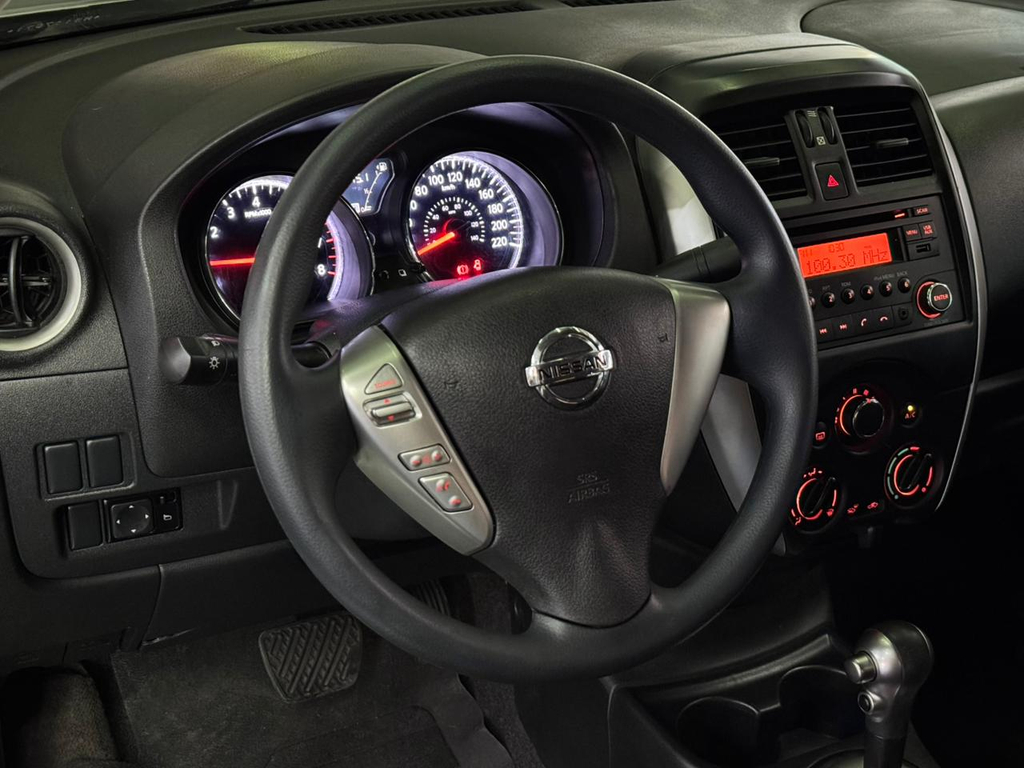 Nissan Versa Prata