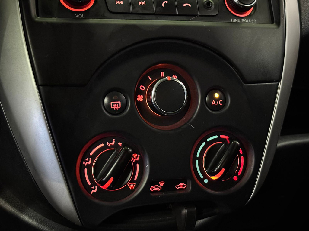 Nissan Versa Prata