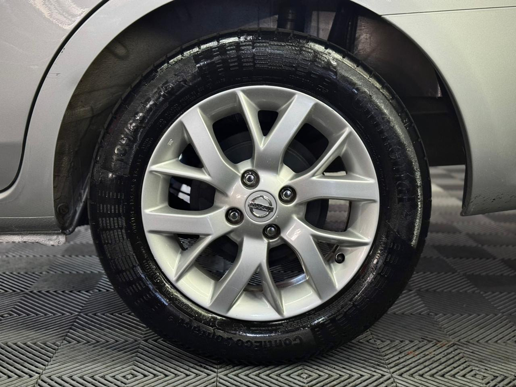 Nissan Versa Prata