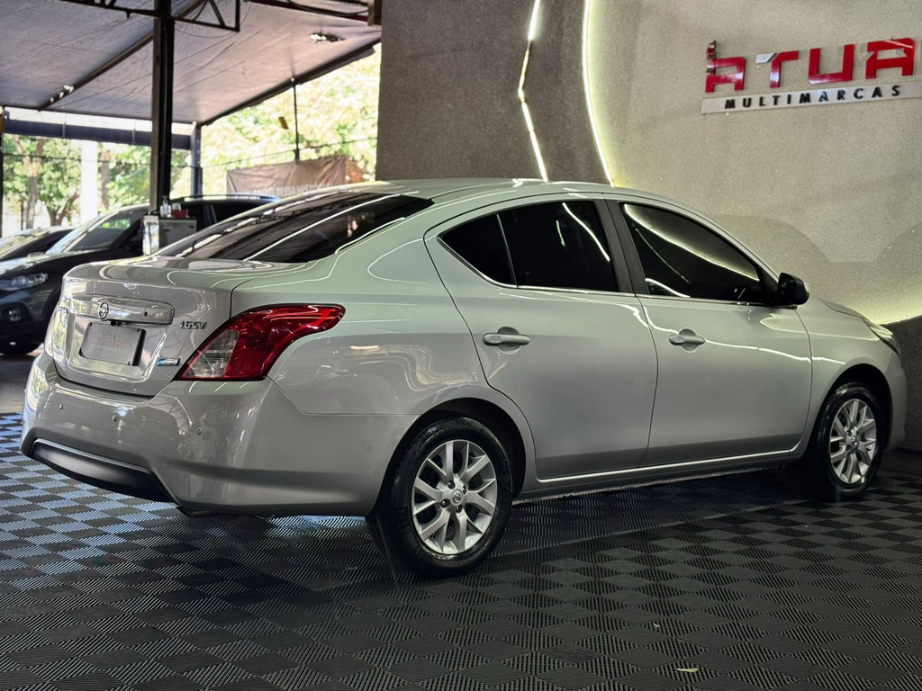 Nissan Versa Prata