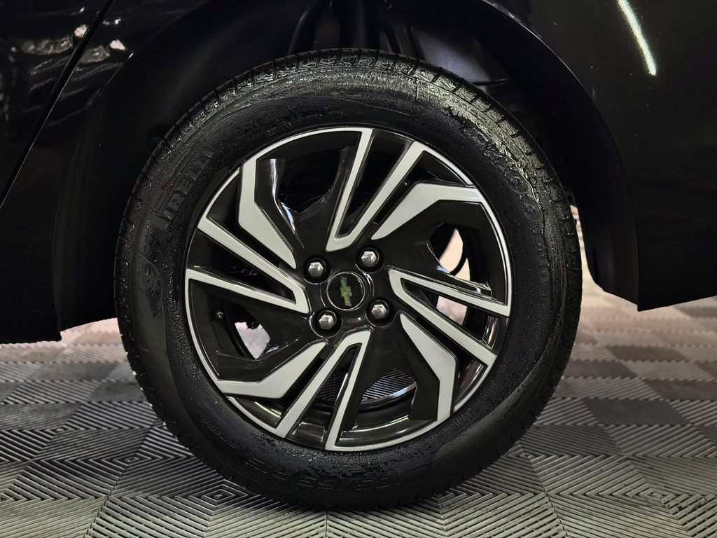 Chevrolet Onix Sedan Preto