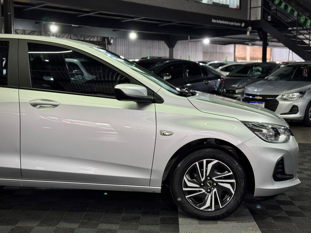Chevrolet Onix Sedan Prata