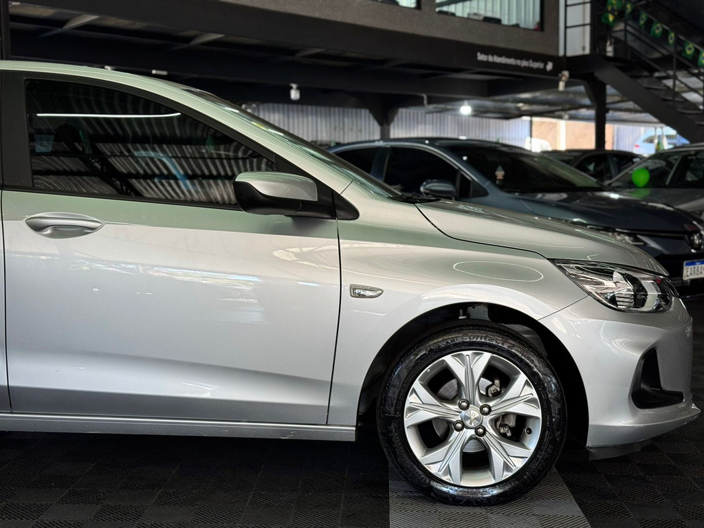Chevrolet Onix Sedan Prata