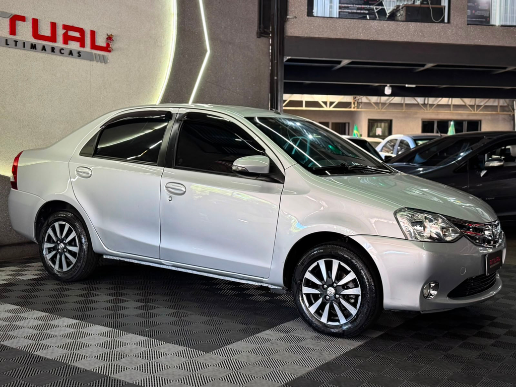 Toyota Etios Sedan Prata