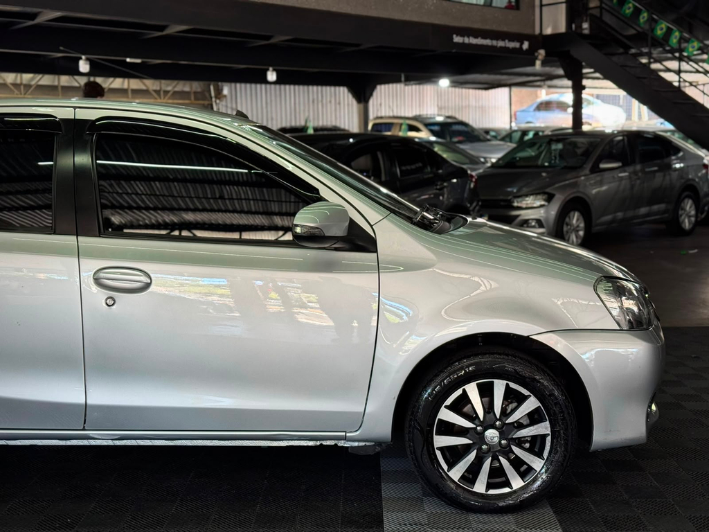 Toyota Etios Sedan Prata