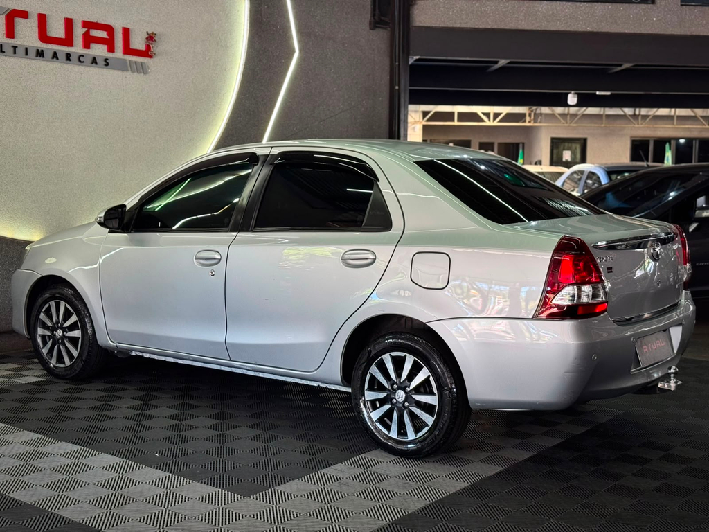 Toyota Etios Sedan Prata