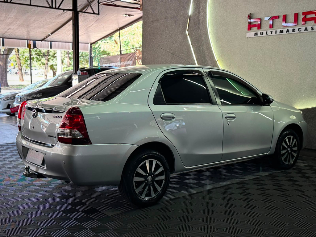 Toyota Etios Sedan Prata